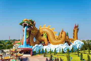 Fototapeta premium golden dargon statue