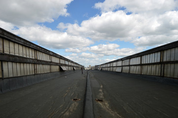 Крыша промышленного здания на фоне голубого неба