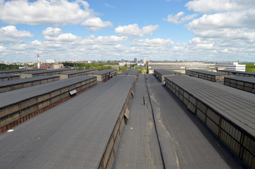 Fototapeta na wymiar Крыша промышленного здания на фоне голубого неба