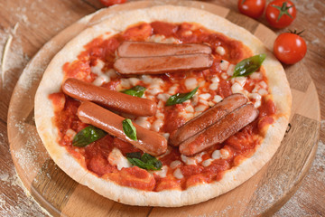 pizza margherita con wurstel