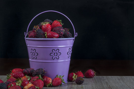 Balde de fresas y moras