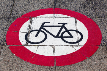 Straßenmarkierung Fahrradweg