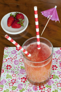 Refresco de naranja y fresa