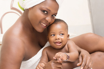 m&egrave;re jouant avec son b&eacute;b&eacute; apr&egrave;s le bain