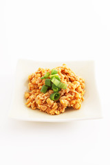 小皿に入れた納豆