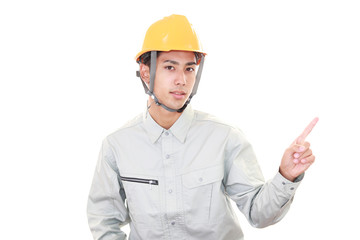 指示する笑顔の労働者
