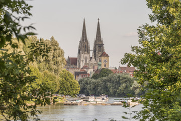Fototapeta na wymiar Regensburg mit Jachthafen an der Donau und Blick zum Dom St. Peter