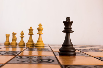 Scacchi fotografati su una scacchiera