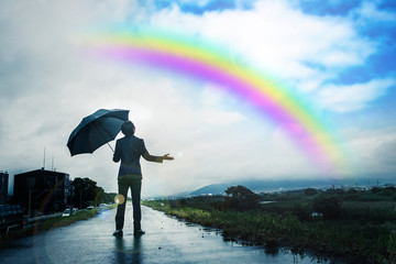 傘を差すビジネスマン,雨上がりの空と虹