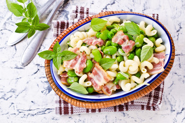 Pasta with bacon and vegetables