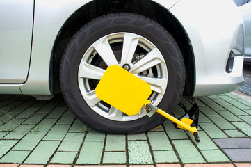 Car was locked with clamped vehicle, wheel lock. Parking on forb