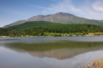 霊仙寺湖と飯縄山