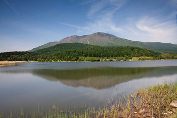 Fototapeta na wymiar 霊仙寺湖と飯縄山