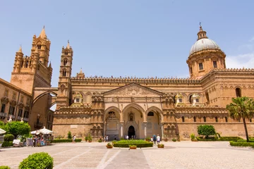 Raamstickers De kathedraal van Palermo is de kerk van het aartsbisdom. Sicilië, Italië © puckillustrations