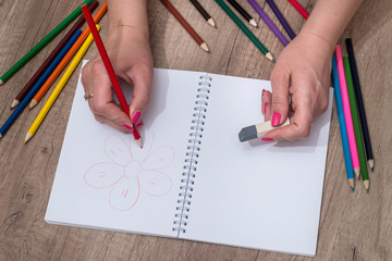 she draws with colored pencils on notebook