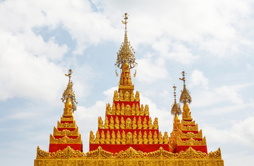 Fototapeta premium Ancient Golden pagoda and blue sky