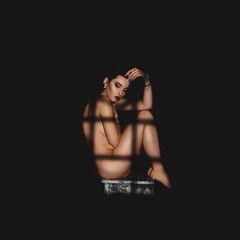 Obrazy na Plexi  naga kobieta z cieniami na ciele