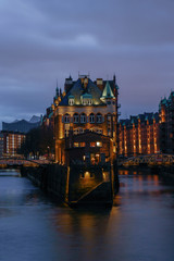 Fototapeta premium Speicherstadt Hamburg bei Nacht