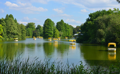 Luisenpark Mannheim mit Ausflugsbooten auf dem Wasser