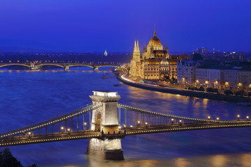 Fototapeta na wymiar The illuminated Chain Bridge and Parliament building in Budapest, Hungary.