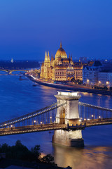 Fototapeta na wymiar The illuminated Chain Bridge and Parliament building in Budapest, Hungary.