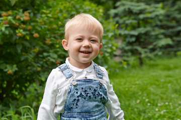 Маленькая девочка улыбается на прогулке в парке © evafesenuk