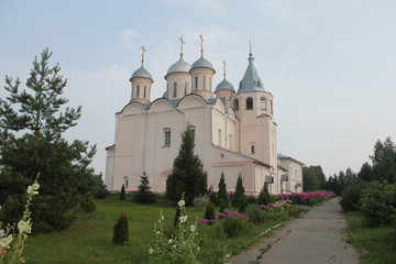 Fototapeta na wymiar Успенский Паисиево-Галичский монастырь в Галиче