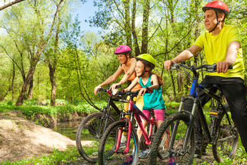 Obraz na płótnie Canvas Happy cyclists admiring landscape of spring park