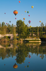 Fototapeta premium Mongolfiere in volo sopra al lago