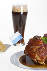 bayerische Schweinshaxe mit Weißbier