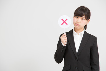 判定するスーツの女性