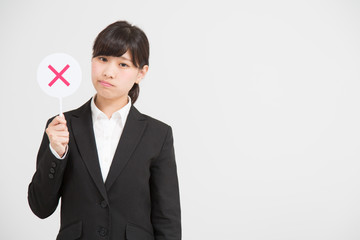 判定するスーツの女性