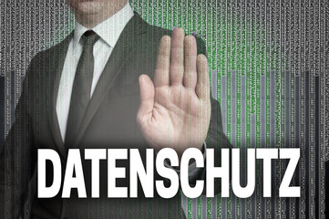 Hand Stop Datenschutz mit Matrix wird von Geschäftsmann gezeigt