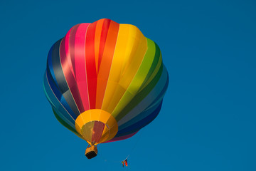 Mongolfiera colorata in cielo