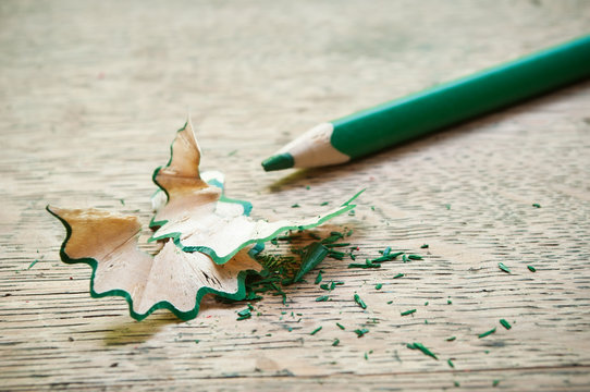 crayon de couleur vert et taillure sur bureau d'&eacute;colier ancien