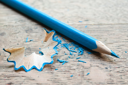 crayon de couleur bleu et taillure sur bureau d'&eacute;colier ancien