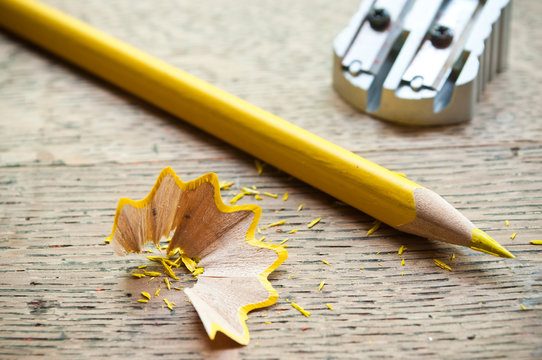 crayon de couleur jaune et taillure sur bureau d'&eacute;colier ancien