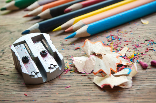 taille crayon de crayons de couleur sur bureau d'&eacute;colier en vieux bois