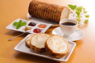 パンのある朝の食卓