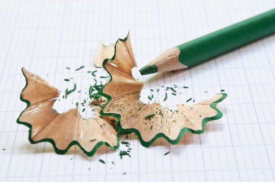 crayon de couleur vert et taillure sur cahier d'&eacute;colier