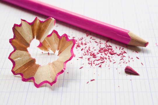 crayon de couleur rose et taillure sur cahier d'&eacute;colier