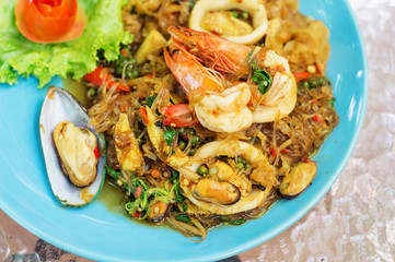 vermicelli fried with spicy seafood.