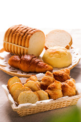 クロワッサンとフランスパンとパンいろいろ