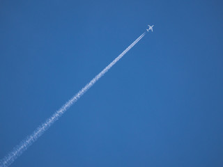 Flugzeug mit Kondensstreifen / Plane with contrails