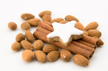 Zimtstern, Zimtstangen und Mandeln