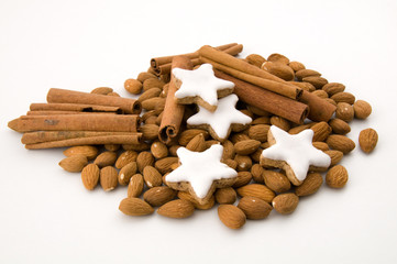 Zimtsterne, Zimtstangen und Mandeln