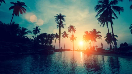 Foto auf Acrylglas Meer / Ozean Fantastischer Sonnenuntergang an einem Strandresort in den Tropen.
