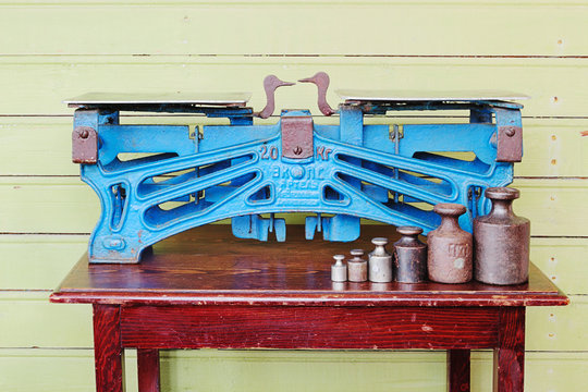 Old scales, 19-20 centure