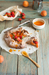 crostata con albicocche e fragole