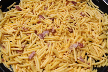 Nudeln mit Ei und Speck